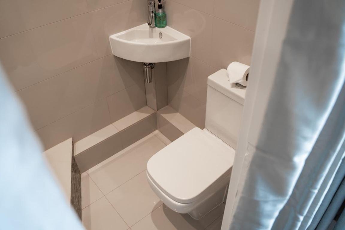 Perfectly Located Central Chester Town House -2Br Экстерьер фото