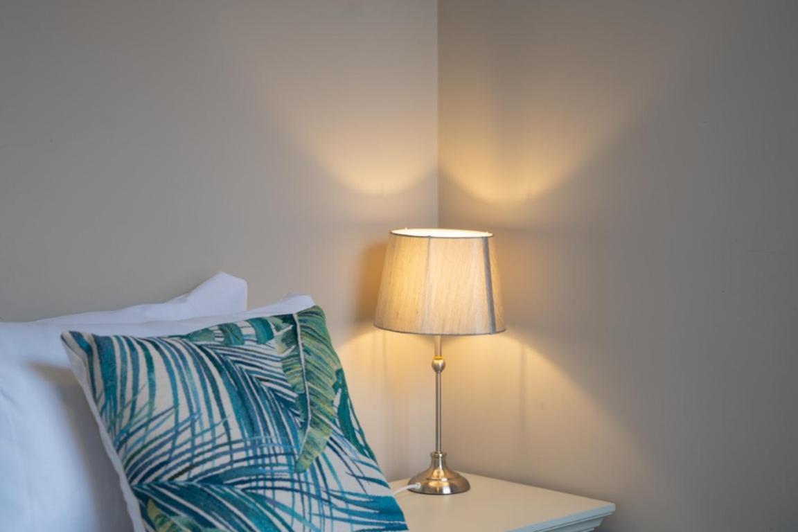 Perfectly Located Central Chester Town House -2Br Экстерьер фото