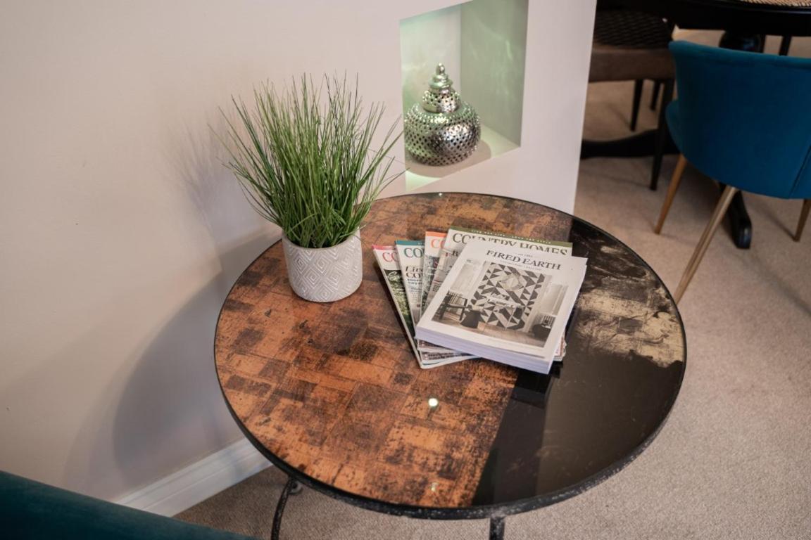 Perfectly Located Central Chester Town House -2Br Экстерьер фото