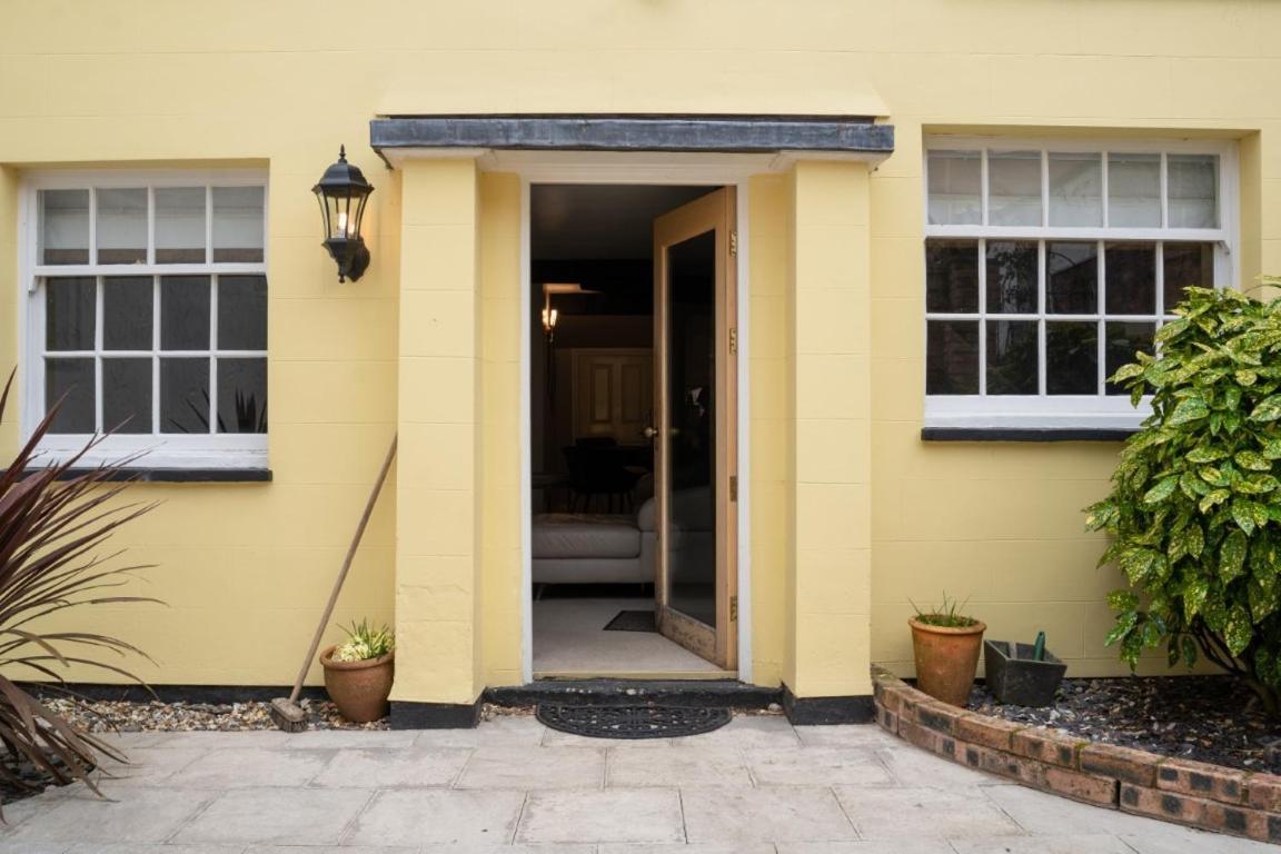 Perfectly Located Central Chester Town House -2Br Экстерьер фото