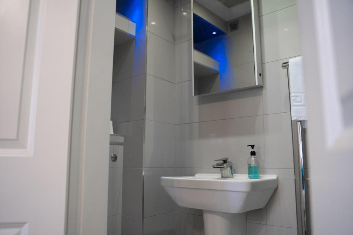 Perfectly Located Central Chester Town House -2Br Экстерьер фото