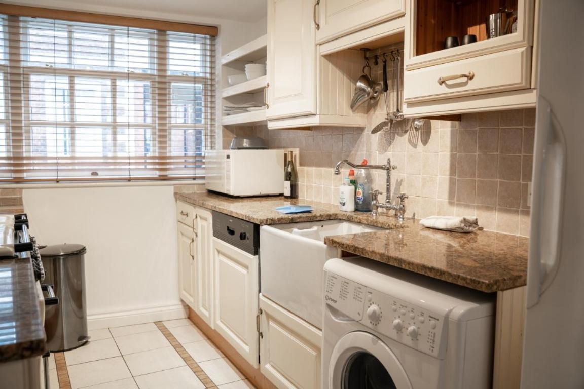 Perfectly Located Central Chester Town House -2Br Экстерьер фото